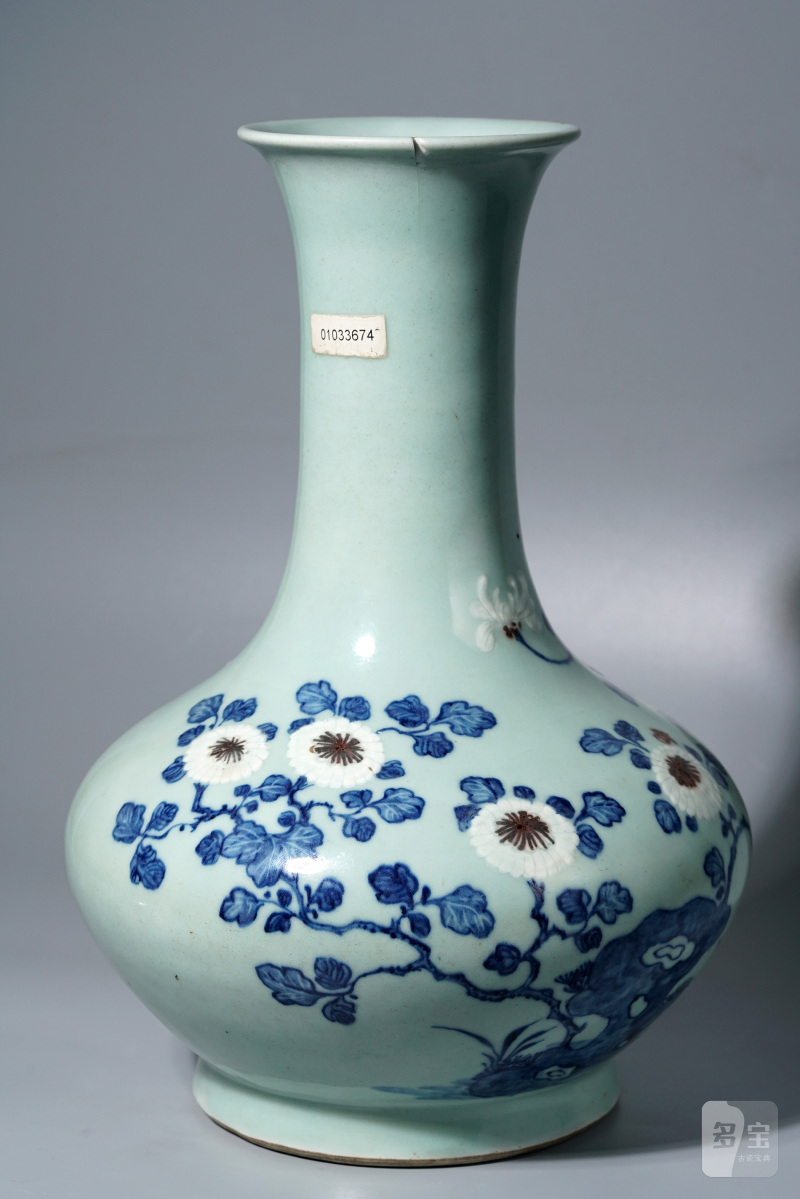 清乾隆 青釉青花釉里红重阳菊艳图撇口瓶 - 图5